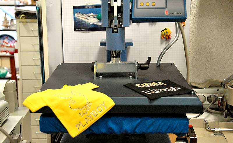 Stampe su magliette, cappellini, ecc. Stampa su una maglietta gialla